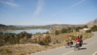 Pasando por el magnífico embalse de Alfonso XIII y el cañón de Almadenes.